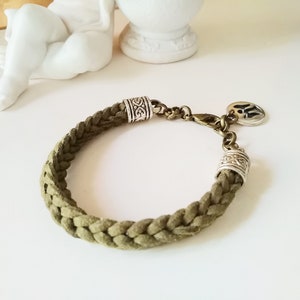 Boho Stoff Armband gestrickt Wildleder-Imitat oliv, Flechtarmband khaki Ethno Armband mit Engel Anhänger Bild 2