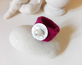 dunkelrosa Filz Ring mit echter Perle magenta Perlenring Trachtenring Perlen Ring