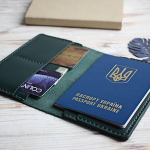 Funda de cuero verde para pasaporte / Funda de cuero para pasaporte / Cartera de cuero para pasaporte / Regalo para viajeros / Accesorios de viaje de cuero