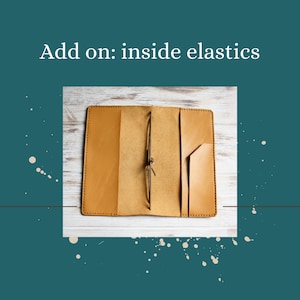 Op de afbeelding: Een bruin leren notitieboek met een klep sluiting en een bruin elastiek. Het notitieboek is open om een lege pagina en een zakje op de binnenkant van de omslag te laten zien. De tekst "Add on: inside elastics" is zichtbaar bovenaan de afbeelding.