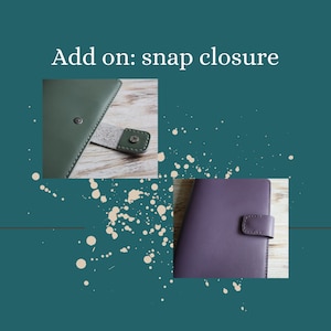 以下が含まれることがあります： 画像には、スナップ留めが付いた2つの革製ノートが表示されています。1つはオリーブグリーン、もう1つは紫です。「Add on: snap closure」というテキストが上部にあります。留め具は革と金属でできています。