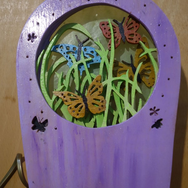 lampe veilleuse enfant aux papillons bois découpé Travail artisanal