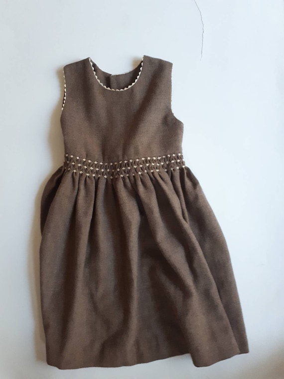 3/4-year-old vintage brown dress and elegant and c