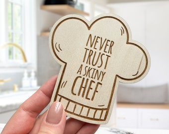 Leuke keukenmagneet, SVG-bestand knippen, vertrouw nooit een magere chef-kok, houten magneet, laserbestand, Glowforge, koffieliefhebber cadeau, sjabloon, digitaal bestand