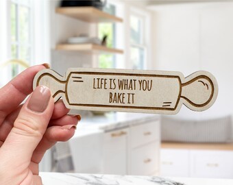 Leuke keukenmagneet, SVG gesneden bestand, het leven is wat je bakt, houten magneet, laserbestand, Glowforge, koffie minnaar cadeau, schattige koelkastmagneet