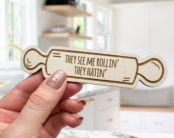 Leuke keukenmagneet, SVG-bestand knippen, ze zien me rollen, ze haten, houten magneet, laserbestand, Glowforge, koffie minnaar cadeau, schattige magneet