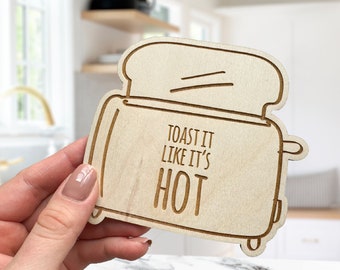 Leuke keukenmagneet, SVG gesneden bestand, toast het alsof het warm is, houten magneet, laserbestand, Glowforge, koffie minnaar cadeau, schattige keukenmagneet