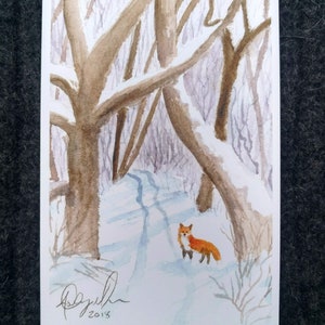 Puede incluir: Pintura acuarela de un zorro rojo caminando por un bosque nevado. El zorro est&aacute; en primer plano y los &aacute;rboles est&aacute;n en el fondo. La pintura est&aacute; firmada y fechada "2018".