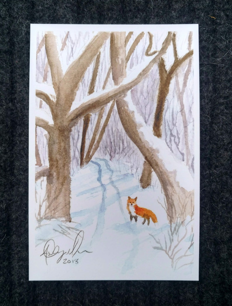 Puede incluir: Pintura acuarela de un zorro rojo caminando por un bosque nevado. El zorro est&aacute; en primer plano y los &aacute;rboles est&aacute;n en el fondo. La pintura est&aacute; firmada y fechada "2018".