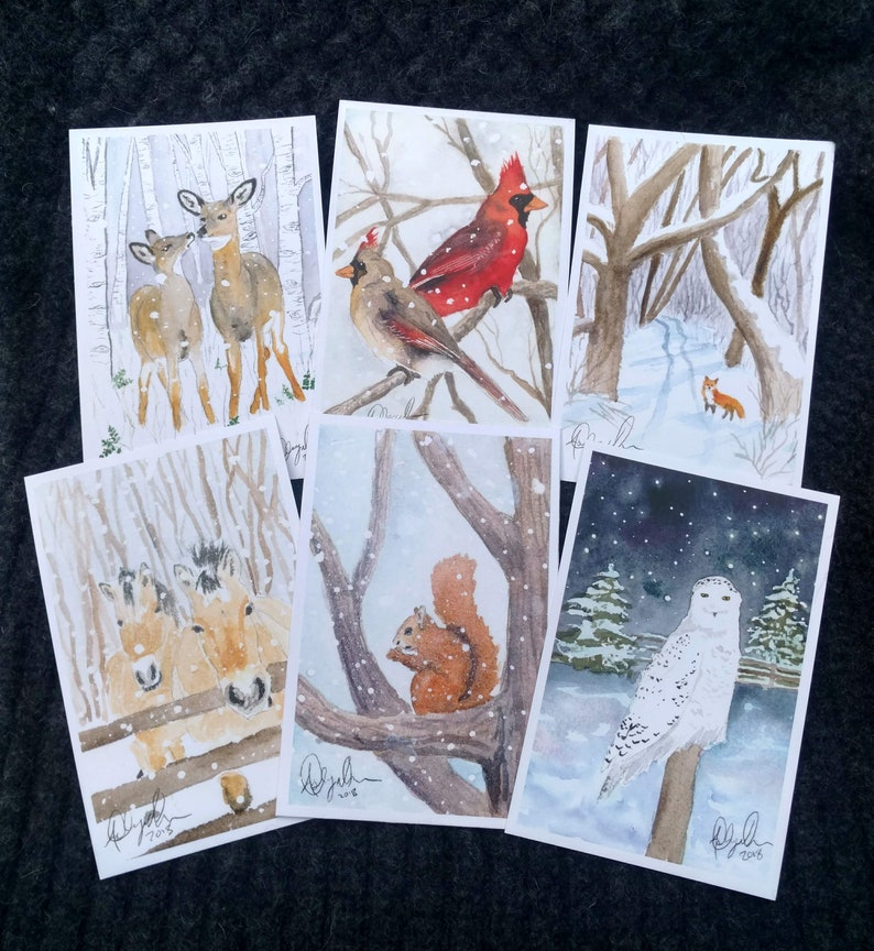 Puede incluir: Conjunto de seis acuarelas que representan escenas de invierno. Las pinturas representan un bosque nevado con ciervos, cardenales, una ardilla, un zorro, caballos y un b&uacute;ho. Cada pintura est&aacute; firmada por el artista.