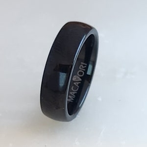 4mm or 6mm men&#39;s / women&#39;s black plated classic domed center mirror polished finish tungsten wedding rings by Macaiori