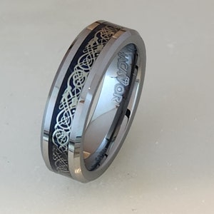 Alliance en tungstène 6 mm pour homme et femme, incrustation et design bleus, anneaux polis miroir par Macaiori.