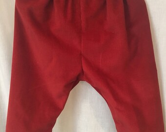 Pantalon en velours côtelé de coton, couleur rouge brique. Ce pantalon existe en 18 mois et en six mois.