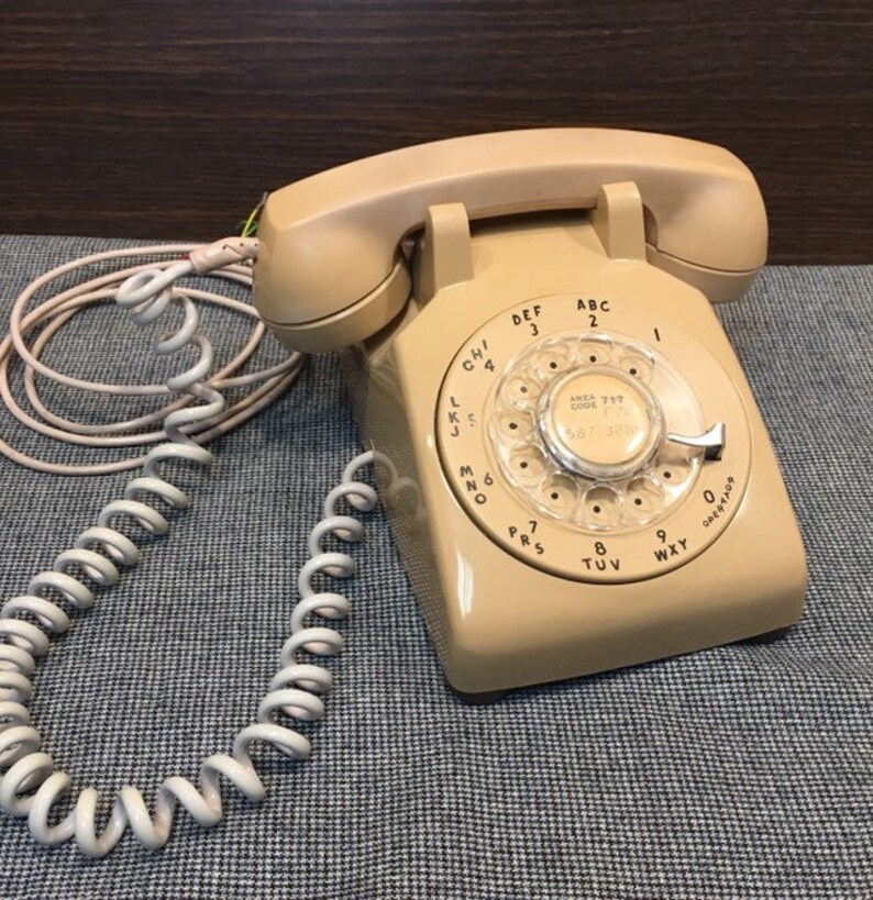 Телефон бежевый старый. Желтый телефон. Оформляем телефон бежевый. Ретро телефон. Бежевые цветы.