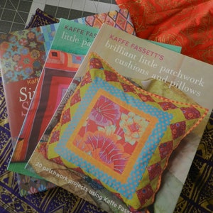 CH00SE FR0M 3 KAFFE FASSETT QUILTiNG B00KS/NUEVA C0NDITI0N