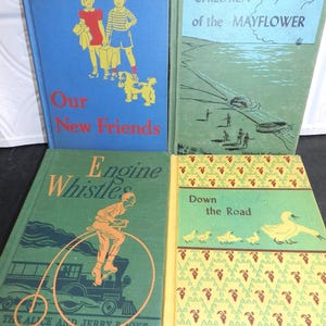 Pode incluir: Quatro livros de capa dura vintage intitulados Our New Friends, Children of the Mayflower, Engine Whistles e Down the Road. As capas apresentam ilustrações coloridas de crianças, um cão, um navio, um comboio e patos com texto.