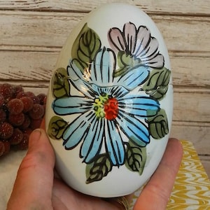 ViNTAGE EGG SALT & PEPPeR SHAKERS
