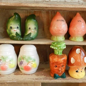 CH00SE FR0M 3 ViNTAGE SALT & PEPPER SHAKERS