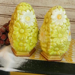 ViNTAGE DAISY SALT & PEPPER SHAkERS