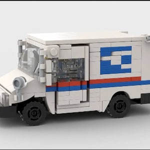 Op de afbeelding: Een wit Lego-model van een Amerikaanse postwagen. De wagen heeft een blauwe en rode streep aan de zijkant en het USPS-logo aan de achterkant.