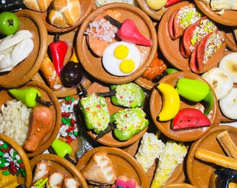 Könnte beinhalten: Eine Sammlung von Miniatur-Lebensmitteln, darunter Tacos, Paprika, Eier und Obst, die auf kleinen, runden, braunen Tellern angeordnet sind. Die Lebensmittel sind farbenfroh und detailliert, mit einer Vielzahl von Texturen und Formen. Das Gesamtthema ist eine Feier des Essens.
