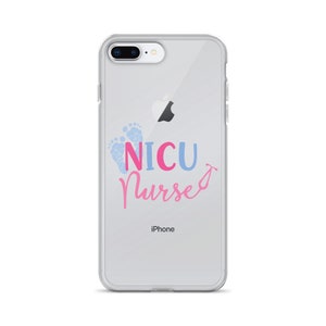 Może przedstawiać: Przezroczyste etui na iPhone'a z r&oacute;żowo-niebieskim wzorem, na kt&oacute;rym widnieje napis "NICU Nurse" wraz ze stetoskopem i śladami st&oacute;p dziecka.