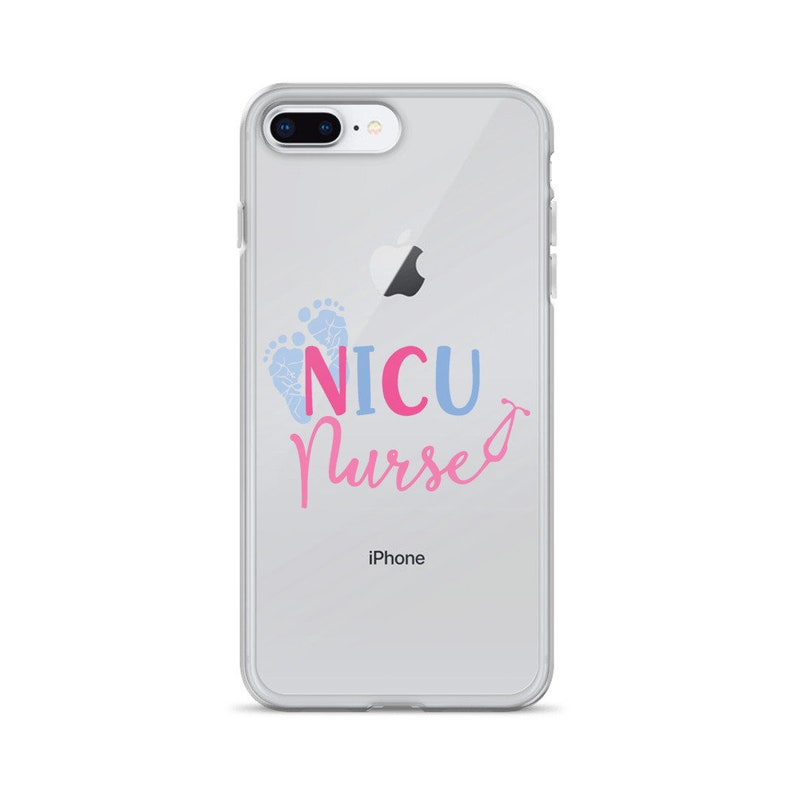 Może przedstawiać: Przezroczyste etui na iPhone'a z r&oacute;żowo-niebieskim wzorem, na kt&oacute;rym widnieje napis "NICU Nurse" wraz ze stetoskopem i śladami st&oacute;p dziecka.