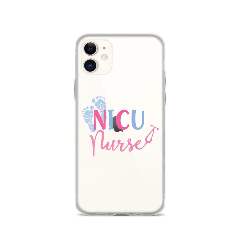 Może przedstawiać: Przezroczyste etui na telefon z r&oacute;żowo-niebieskim wzorem, na kt&oacute;rym widnieje napis "NICU Nurse" wraz ze stetoskopem i śladami st&oacute;p dziecka.