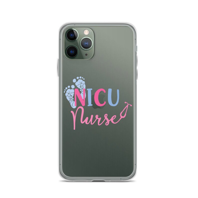 Może przedstawiać: Przezroczyste etui na telefon z zielonym tłem i r&oacute;żowo-niebieskim wzorem z napisem "NICU Nurse" i dwoma niebieskimi śladami st&oacute;p dziecka.
