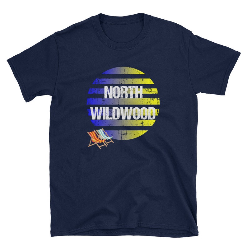 Puede incluir: Camiseta azul marino con un gr&aacute;fico de sol a rayas amarillas y azules. El gr&aacute;fico del sol tiene el texto "NORTH WILDWOOD" en blanco.