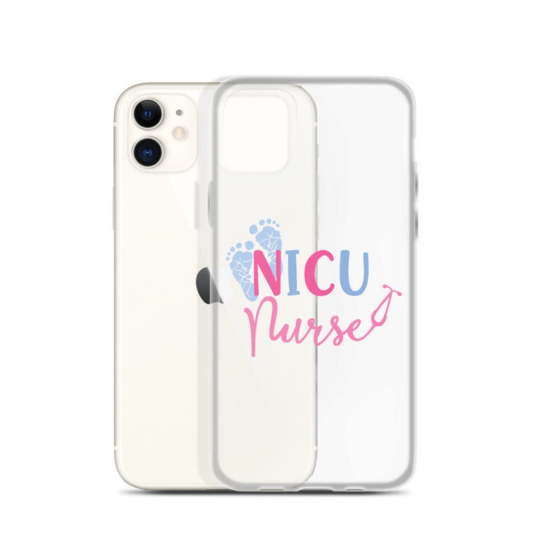 Może przedstawiać: Przezroczyste etui na telefon z r&oacute;żowo-niebieskim wzorem, na kt&oacute;rym widnieje napis "NICU Nurses" wraz ze stetoskopem i śladami st&oacute;p dziecka.