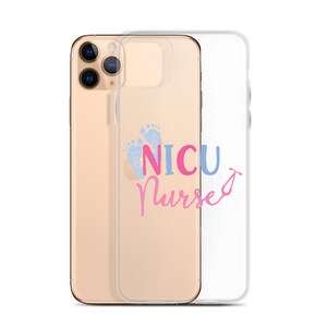 Może przedstawiać: Przezroczyste etui na telefon z telefonem w kolorze złotym w środku. Etui ma r&oacute;żowo-niebieski wz&oacute;r z tekstem "NICU Nurse" i parą ślad&oacute;w st&oacute;p dziecka.