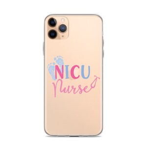 Może przedstawiać: Przezroczyste etui na telefon z złotym tłem. Etui ma wz&oacute;r niebieskich ślad&oacute;w st&oacute;p dziecka i napis "NICU Nurse" w kolorze r&oacute;żowym i niebieskim.
