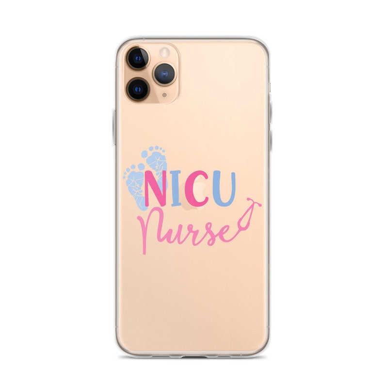 Może przedstawiać: Przezroczyste etui na telefon z złotym tłem. Etui ma wz&oacute;r niebieskich ślad&oacute;w st&oacute;p dziecka i napis "NICU Nurse" w kolorze r&oacute;żowym i niebieskim.