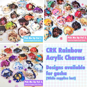 Könnte beinhalten: Drei Sets mit bunten Acryl-Anhängern mit Charakteren aus dem Handyspiel Cookie Run Kingdom. Jedes Set ist mit "Pick Me Up Vol. 1", "Pick Me Up Vol. 2" und "Pick Me Up Vol. 3" beschriftet. Die Anhänger sind für Gacha erhältlich. Der Text "CRK Rainbow Acrylic Charms" wird auf einem rosa und blauen Banner angezeigt.