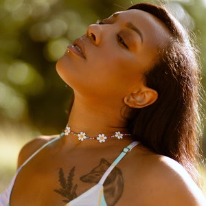 Handmade Daisy Beaded Choker: Colorful Seed Bead Necklace