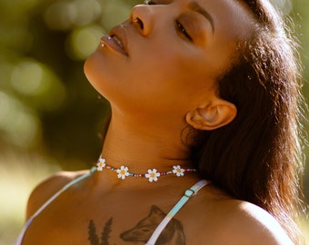 Handmade Daisy Beaded Choker: Colorful Seed Bead Necklace