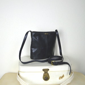 Vintage 1990s black leather bag // hand bag shoulder bag cross body MINIMALIST classic quality adjustable strap day bag  90s GIFT for her