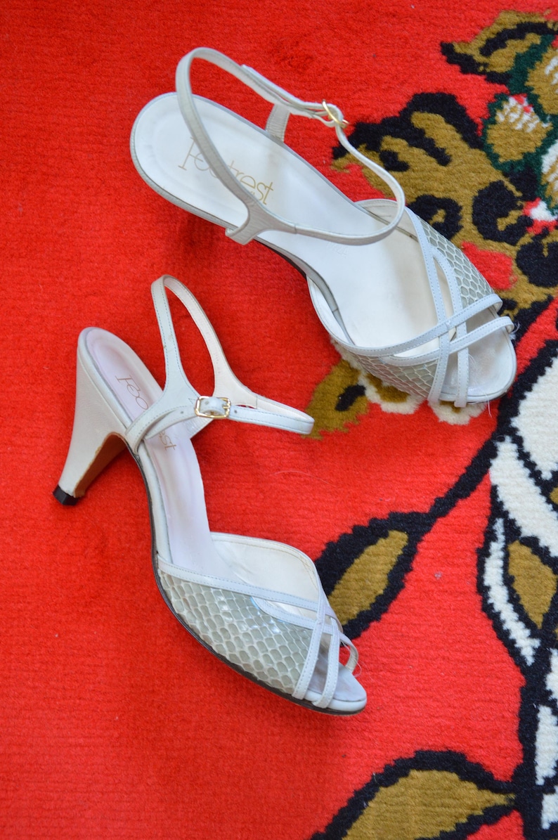 Sandalias vintage de los años 70 y 80 // Zapatos de tacón con tiras en el tobillo de piel de serpiente en azul pálido, verde y gris, para fiesta y noche, glamurosos, talla 7.5 AA imagen 2