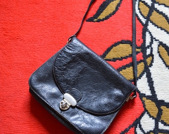 Bolso satchel vintage de piel negra // MINIMALISTA Pequeño años 70/80 con detalles plateados, unisex, con correa larga para el hombro, ideal para cualquier ocasión o festivales