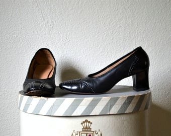 1960's vintage black leather court shoes // loafers Oxford's wingtip patent MID CENTURY classic timeless minimalist preppy // 7 37.5 5