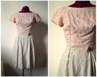 Vestido vintage de los años 50 y 60 // Vestido formal de cóctel con lazo de encaje beige, dorado, verde pálido y rosa ruborizado // Pin up de MEDIADOS DE SIGLO // M