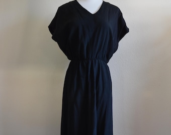 Vintage black 1970s does 50s black dress // fit and flare summer light weight full skirt LBD simple day dress casual vintage basics v neck L