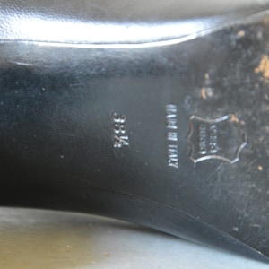 Puede incluir: Primer plano de la suela de una bota de cuero negra con la talla 38 1/2 y "Made in Italy" impreso en la suela.