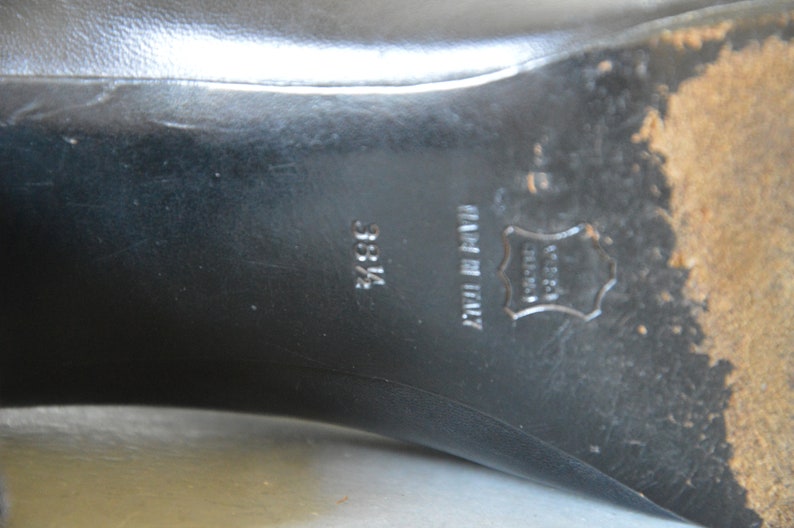 Puede incluir: Primer plano de la suela de una bota de cuero negra con la talla 38 1/2 y "Made in Italy" impreso en la suela.