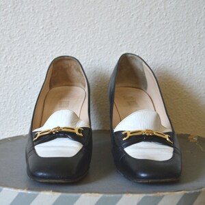 Zapatos mocasines vintage de los años 80 y 90 // Mocasines minimalistas de punta cuadrada con hebilla de herradura y tacón grueso en blanco y negro // 38.5 8 imagen 7