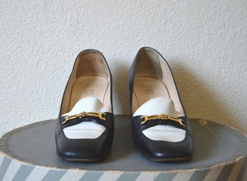 Zapatos mocasines vintage de los años 80 y 90 // Mocasines minimalistas de punta cuadrada con hebilla de herradura y tacón grueso en blanco y negro // 38.5 8 imagen 7