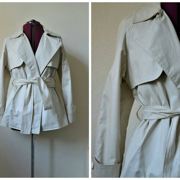 Vintage apagado crema blanca gabardina abrigo corto de lluvia todo el tiempo chaqueta con cinturón trenchcoat M L
