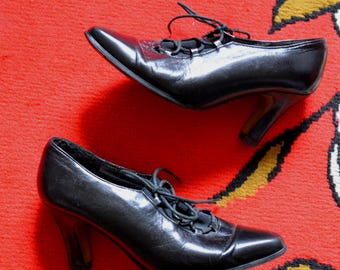 Vintage 1990's black lace up ankle boots // oxford brogue shoes louis heel pointed almond toe elastic Victorian antique style leather 6