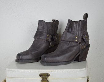 Vintage brown harness ankle boots // leather chunky heel country western BIKER pull on ladies rock 90s grunge style heel boots // 7 7.5